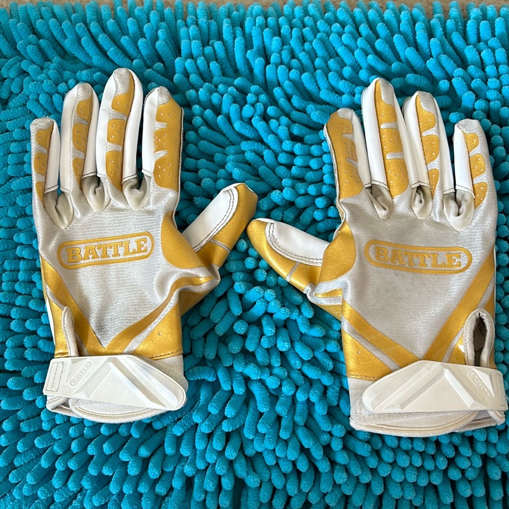 🏈BATTLE FOOTBALL GLOVES MEN’S MEDIUM🏈